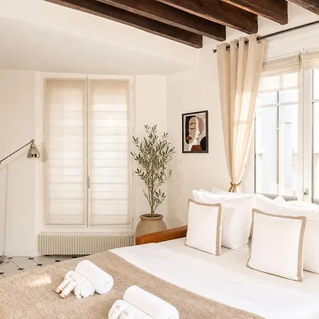 Spacious & Modern In Le Marais Paris