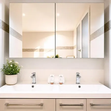 Spacious & Modern In Le Marais パリ